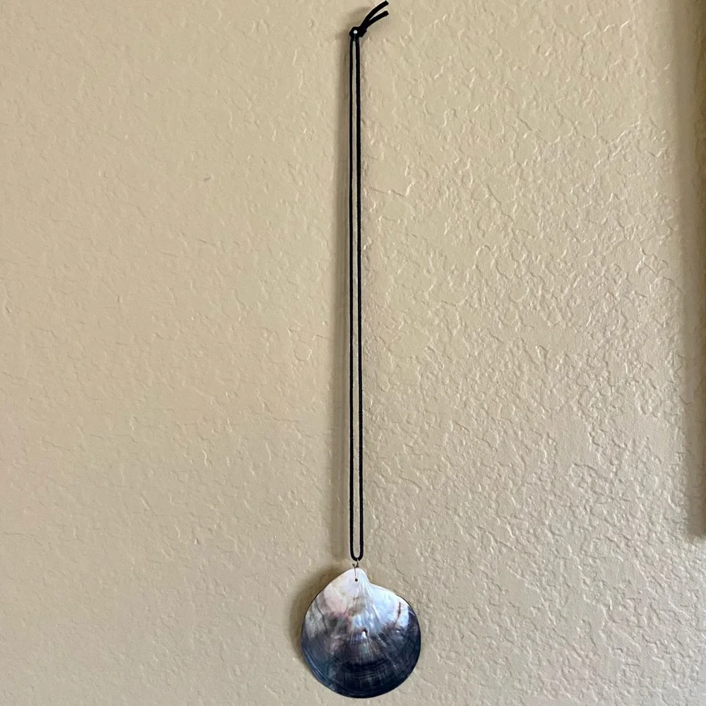 Large Shell Necklace - Picture 2 of 7